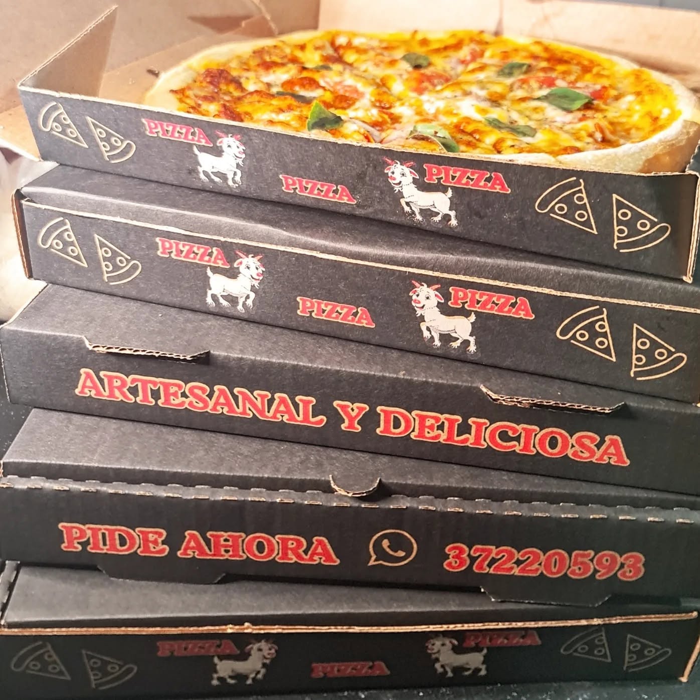 Pizza hecha a mano, horneada al momento.